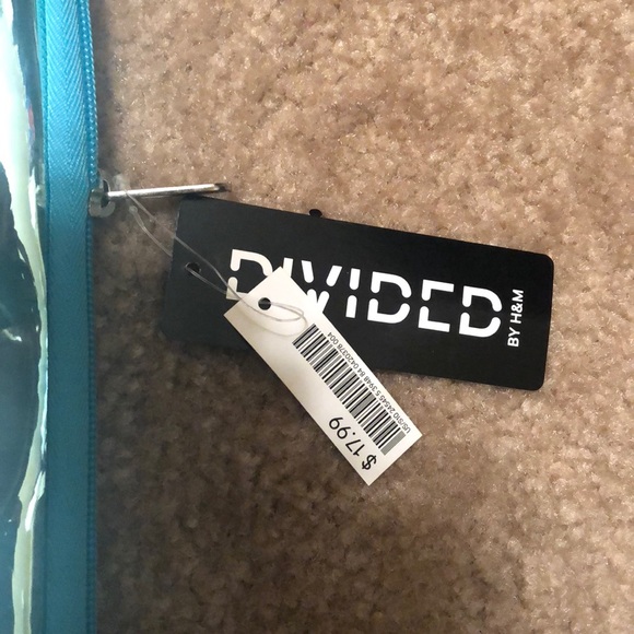 👣 {H&M} Laptop Case in Blue Metallic - Picture 8 of 8